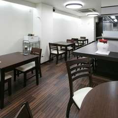 落ち着いた雰囲気の中、ゆったりと食事ができる店内	