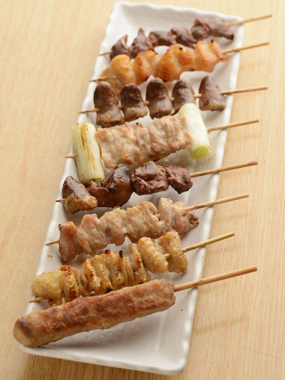 炭火で香ばしく焼き上げる『串焼』は、お酒もすすみます
