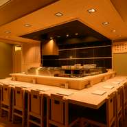 お寿司屋さんを連想させる白木のカウンターはお客様隅々まで目の届くようにとのこだわりです。内装だけでなく、器にもこだわった上質な「和」の空間は、夜をしっとりと楽しみたい方におすすめ。
