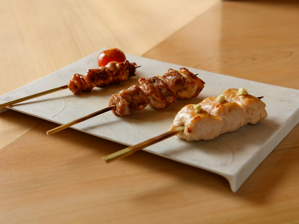 炭火の香ばしい絶妙な焼き加減と塩加減の焼鳥
