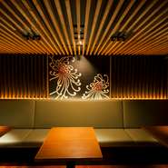 ジャパニーズ・モダンな設えが、落ち着いた雰囲気を醸し出しています。。穏やかに流れる時間が、美食と向き合う大人の空間を演出。自然と話が弾む居心地のよさは、大切なビジネスシーンにも最適です。

