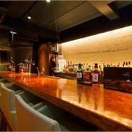 お酒を片手に料理を楽しむお一人様時間に立ち寄りたくなる、趣のあるカウンター席。漂う空気感もご馳走。笑顔で出迎えてくれる大将と女将の人柄に惹かれて、訪れる人が絶えません。バーとして利用する人も多いそう。