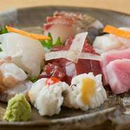 その日の仕入れによって5～7種盛りに。新鮮だからこその歯応えと甘みに、お酒がすすみそう。