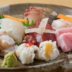 酒肴には外せない定番の一皿『お造り盛り合せ』