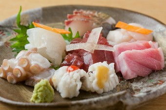 酒肴には外せない定番の一皿『お造り盛り合せ』