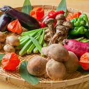 明石産の昼網の蛸や天然生まぐろ、板ウニ、大粒イクラなど、和食の軸となる魚介類はその時季に一番おいしいものを厳選。カニ、玄海大トラフグ、クエなど、季節限定の味にも出逢えます。