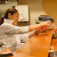 「大将の料理を気持ちよく味わってもらうのが一番のおもてなしだと思います」と話す女将。お一人様から宴会まで、幅広いシーンで訪れるゲストに合わせて、その時、その場に応じた接客を大切にされています。