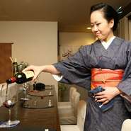 女将の藤原美津子さんはソムリエの資格の保有者です。料理とお酒のマリアージュを考えて銘柄を選択してくれます。世界各国、全国各地から厳選した、希少なワインや日本酒の銘柄を揃えているのも魅力です。