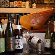 手間ひまかけたおいしい料理とお酒のマリアージュがお店のテーマ。日本酒は季節に合わせて各地の名酒を取り寄せ。和食中心の料理は、ワインと合わせるように“洋”のテイストを加えてあります。
