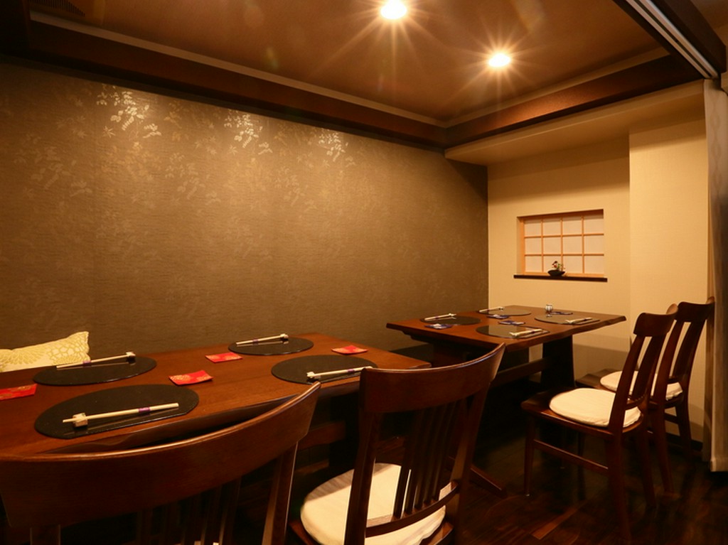 落ち着いた雰囲気の店内は、接待やデートなどにもおすすめ