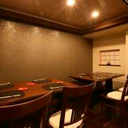 内装もシンプルで落ち着いた感じの店内は、隠れ家的ムードが漂っています。ゆっくり食事とお酒を楽しめるので、大切な接待やカップルの利用に最適です。