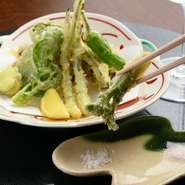 旬の香りを届ける『野菜の天ぷら』。契約農家から取り寄せた無農薬野菜と奥出雲直送のキノコです。