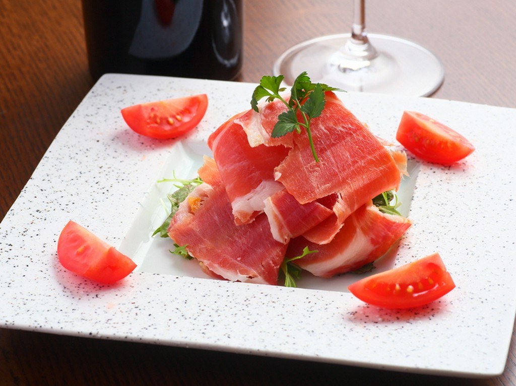 お酒にピッタリのおすすめ前菜　『生ハムサラダ』