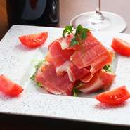 カウンターにド～ンとおかれたプロシュートから、そぎ立て生ハムを盛り付けた人気のメニュー。