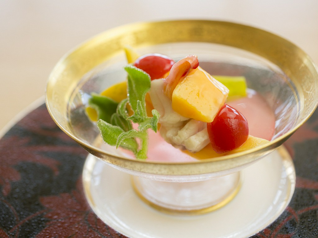 パパイヤ、沖縄ミーバイの焼き霜、やんばるトマト、アイスプラント、ハイビスカスゼリー掛け『先付』