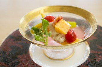 パパイヤ、沖縄ミーバイの焼き霜、やんばるトマト、アイスプラント、ハイビスカスゼリー掛け『先付』