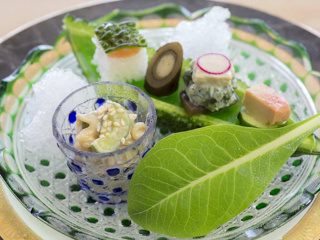ミミガ－の胡麻酢和え、畑の苦菜の白和え、ゴーヤの寿司、豆腐よう、鋳込み牛蒡などが味わえる『前菜』