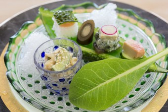 ミミガ－の胡麻酢和え、畑の苦菜の白和え、ゴーヤの寿司、豆腐よう、鋳込み牛蒡などが味わえる『前菜』