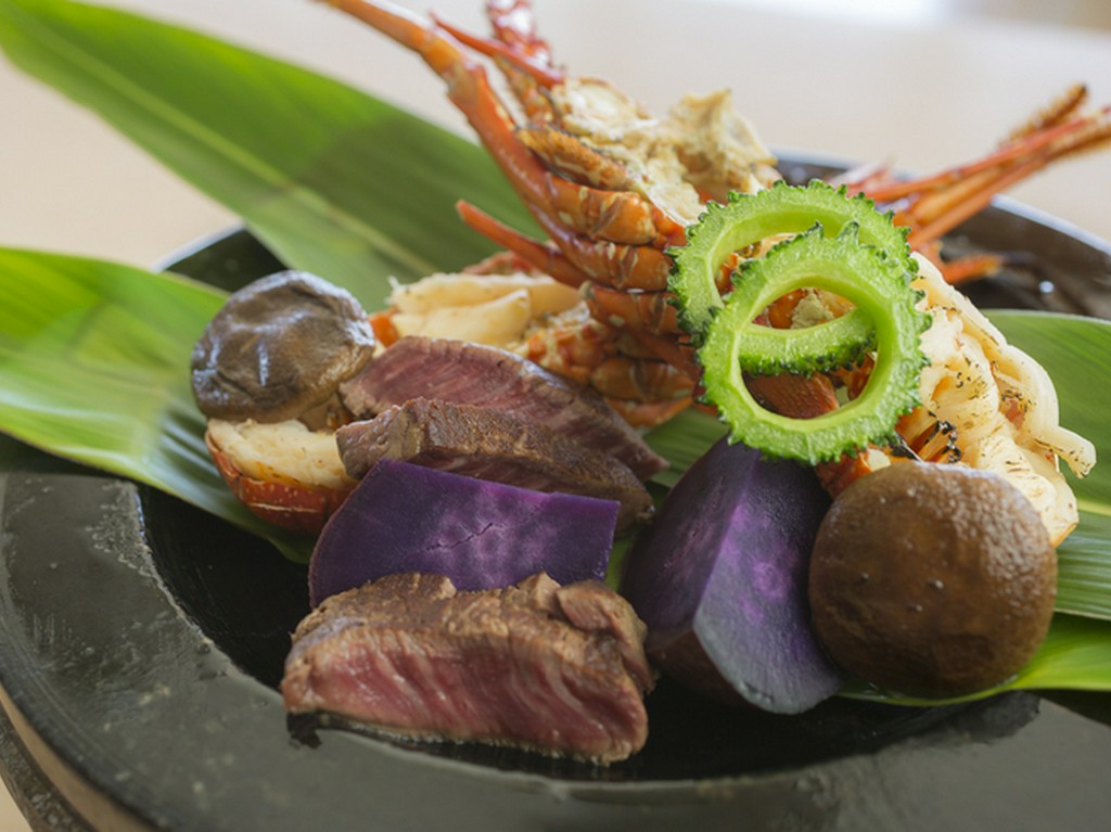 ロブスター、紅イモ、国産牛、椎茸、ゴーヤなどをダイナミックに焼き上げた『焼物』