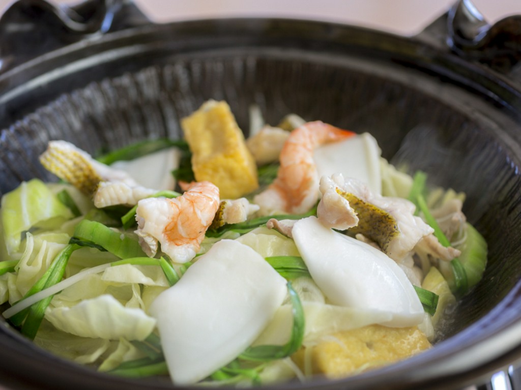 名護のあぐー豚に地元の魚、野菜を使った『島豚蒸し焼き』