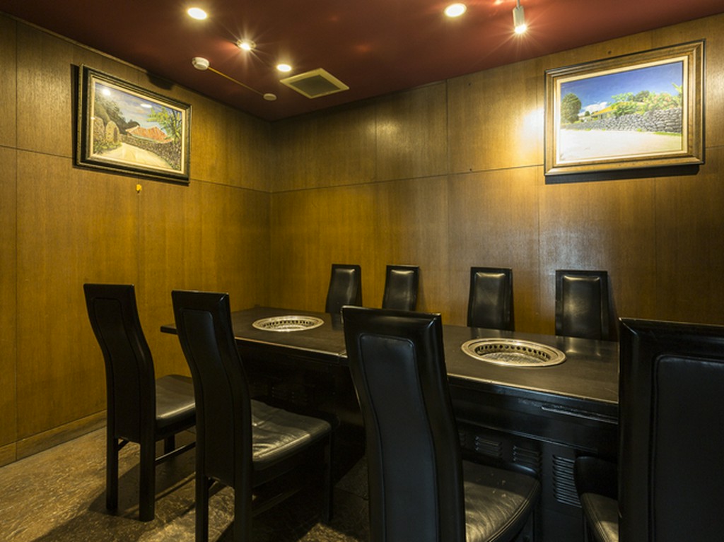 落ち着いた雰囲気のなか、くつろぎながら食事を