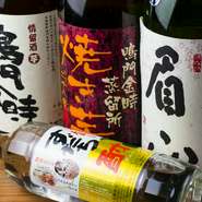 徳島のシンボル「眉山」から名前をとったという日本酒「眉山」や、名産のすだちを使った「すだち酎」、「すだち酒」など、風土をいかしたお酒もそろっています。旅行で訪れた人にも人気のラインナップ。