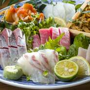 市場から毎日直送されてくる旬のお魚は、やはりお刺身で食べていただくのが一番。日替わりのおすすめも紹介しています。盛り合せは7種、5種、3種、そして、それぞれ単品でもオーダーができます。