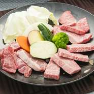 店主選りすぐりの食材は、良質なお肉や新鮮地元野菜。お肉の旨味と柔らかな食べやすさ、そしてボリュームの良さは、子どもからお歳を召した方まで大満足の味わいです。【慶尚園】が長く愛され続けている理由に納得。