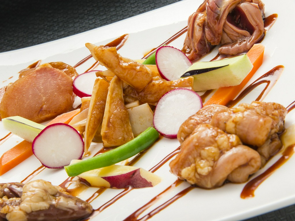 鶏肉・鶏卵の生産地、出水鶏を提供