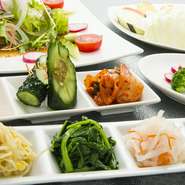 お肉と共にお野菜もたくさん味わって欲しいという店主の思いから、野菜を使用したメニューがいっぱい。自家製『キムチ』や『サラダ』で季節の野菜の旨味を楽しめます。