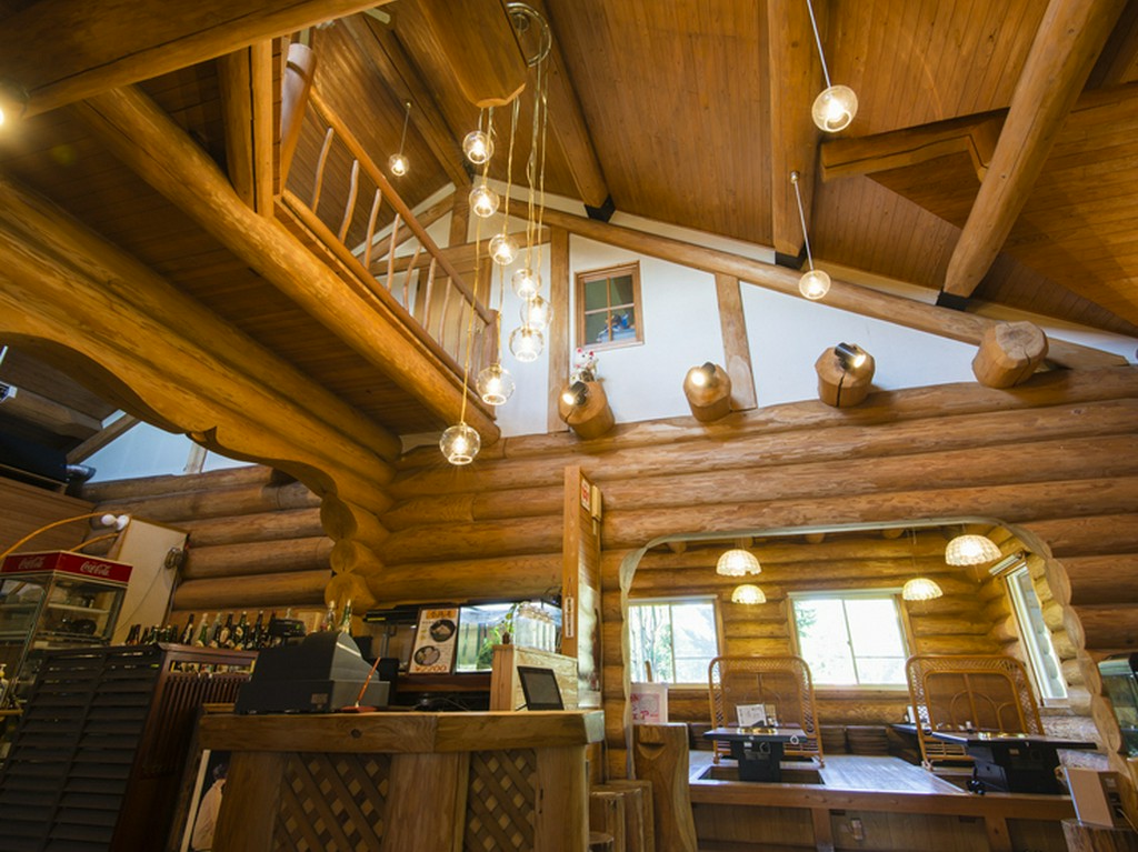 木に包まれた、心地よい落ち着いた雰囲気の店内