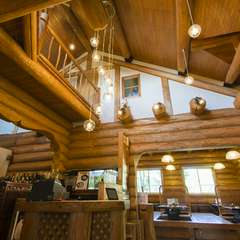 木に包まれた、心地よい落ち着いた雰囲気の店内