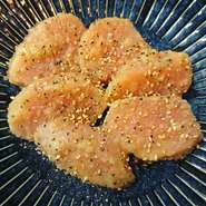 むね肉はパサパサする…そんな心配は不要です！
とっても柔らかくジューシーとリピーターが多いひと品。
たんぱく質が多くいむね肉は、筋肉の増加に繋がり基礎代謝がアップ。
脂肪が燃焼しやすい身体になりますよ。