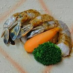 食べやすい様に殻をむいてお出ししています。
抗酸化作用が有り、血圧や血糖値を正常に保つ効能が期待できます。
また、熱エネルギーを増やし、足腰の冷え改善などなどにも効果があります。