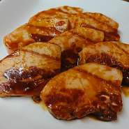 筋繊維が細く多く、とても柔らかいのに歯切れが良いのが特徴。
甘味を感じられる脂身は、融ける温度が高いのでベトつかずサッパリした食感を味わって頂けます。
ビタミンB1で疲労回復の効果が期待できるひと品です。
