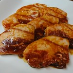 筋繊維が細く多く、とても柔らかいのに歯切れが良いのが特徴。
甘味を感じられる脂身は、融ける温度が高いのでベトつかずサッパリした食感を味わって頂けます。
ビタミンB1で疲労回復の効果が期待できるひと品です。