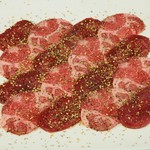 じっくりギリギリまで熟成させたタン先とタン下を使用。
薄くスライスし、ヒマラヤ岩塩、ブラックペッパーの味をしっかりとしみ込ませました。
噛むほどにジューシーな肉汁がお口の中いっぱいに広がります。