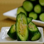 胡瓜は利尿作用や高血圧予防の効果があると言われています。
唐辛子を使っていない水キムチなので辛いのが苦手な方にもおススメ。
腸まで届くと言われている植物性の乳酸菌がたっぷり入っています！