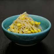 大豆もやしを使っています。
利尿作用があるので、むくみやそれによる頭痛、二日酔いの改善に効果がある様です。
大豆イソフラボンや食物繊維も豊富で健康や美容にも効果的♪
店舗内であれば販売もしております。