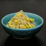 大豆もやしを使っています。
利尿作用があるので、むくみやそれによる頭痛、二日酔いの改善に効果がある様です。
大豆イソフラボンや食物繊維も豊富で健康や美容にも効果的♪
店舗内であれば販売もしております。