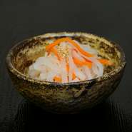 韓国風なますは大根と人参でサッパリとした味わいです。
ピビンパは、この韓国風なますで味が決まるってくらい重要です！
酢はアミノ酸たっぷり～福山の米酢を使っています。
