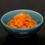 非常に多くのβ-カロテンを含んでいます。
抗酸化作用が強く免疫力を高める効果があり、体内でビタミンAに変換される事で髪・目・皮膚・粘膜の健康維持に役立ちます。
油との相性が良くナムルにピッタリの食材です。