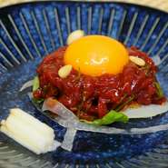 熊本県で生まれ育った美味しいさくら肉。
手作り特製ダレで味付けしたユッケに、
キラッキラの卵黄を絡めてお召し上がりください♪