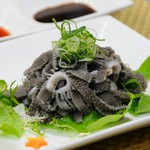 良質なタンパク質と、特に鉄分を多く含んでいます。
チョジャンと醤油ベースの辛味ダレをご用意しております。
肉厚で独特な歯応えをお楽しみ下さい。