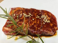 背～腹のやわらかく脂ののった部位を厚切りで