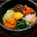 小さなスープ付♪
熱々の石焼ピビンパはご飯の上に数種の自家製ナムルとキムチ・黄身・味付ミンチをのせ、海苔を飾っています。
これをよく混ぜて～…複雑な旨味の混ざり合いと『おこげ』をお楽しみ下さい。