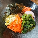 小さなスープ付♪
彩り良く丸くこんもりと盛ってお出しします。
数種の自家製ナムルと白菜キムチ、味付ミンチをのせて海苔を飾っています。
これを混ぜて～混ぜて～。
石焼とは少し違った風味をお召し上がり下さい。