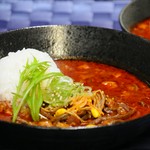 牛肉と玉ねぎをコチュジャンなどで味付してじっくりと煮込みました。
甘さが広がったと思ったら、直後に辛さがブワァ～っと。
ご飯にドンドン絡みついて止まらない！
癖になる美味しさにリピーター様が多いひと品。