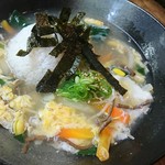 コトコト煮出した和牛スープに数種類の野菜入り。
クッは汁、パッはご飯。
だし茶漬けの様なものです。
アッサリとした味わいで、お口直しや〆にお勧め！
離乳食として注文の場合は、薄味や味付けなしも承ります。