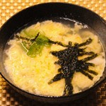 鹿児島黒牛をじっくり煮込んだ黄金色のスープにふわふわの卵が浮かんだ超定番スープ。
仕上げにちょこっと海苔をトッピング！
熱々のうちにお召し上がり下さい♪